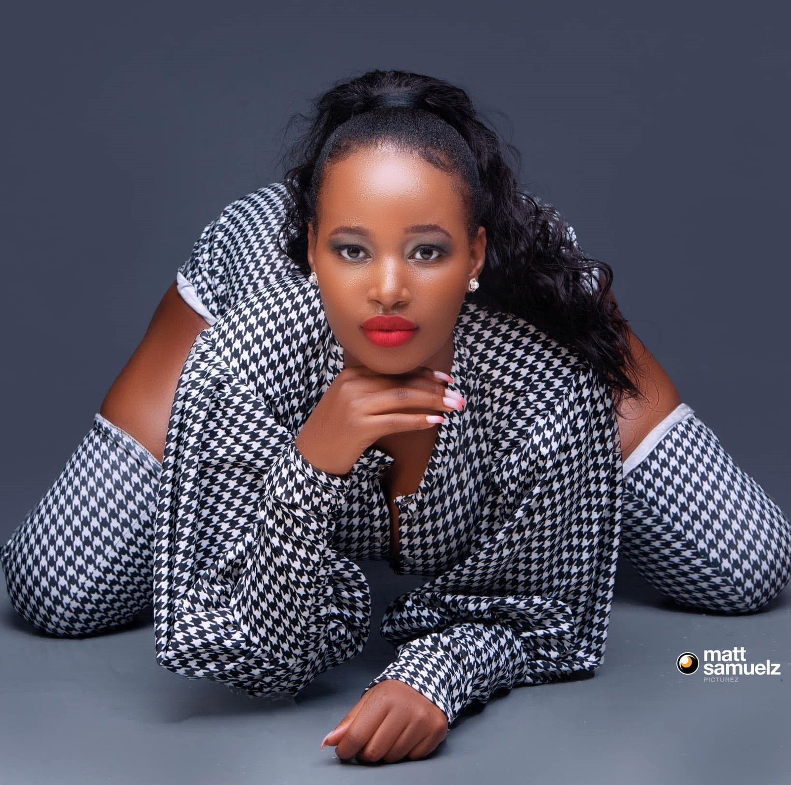 VIDEO /ARTIST REVIEW : Insido  by Pretty Banks is Finally Out , Watch it and share